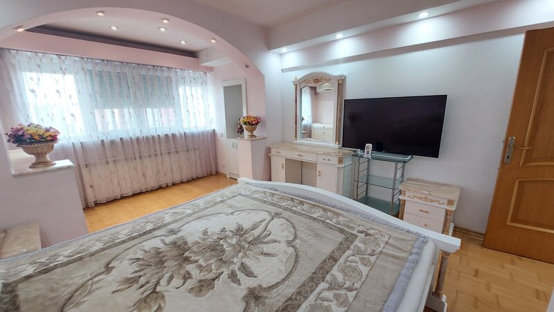 Bd. Mircea Voda, v-a-v ANFP, stradal, decomandat, centrala